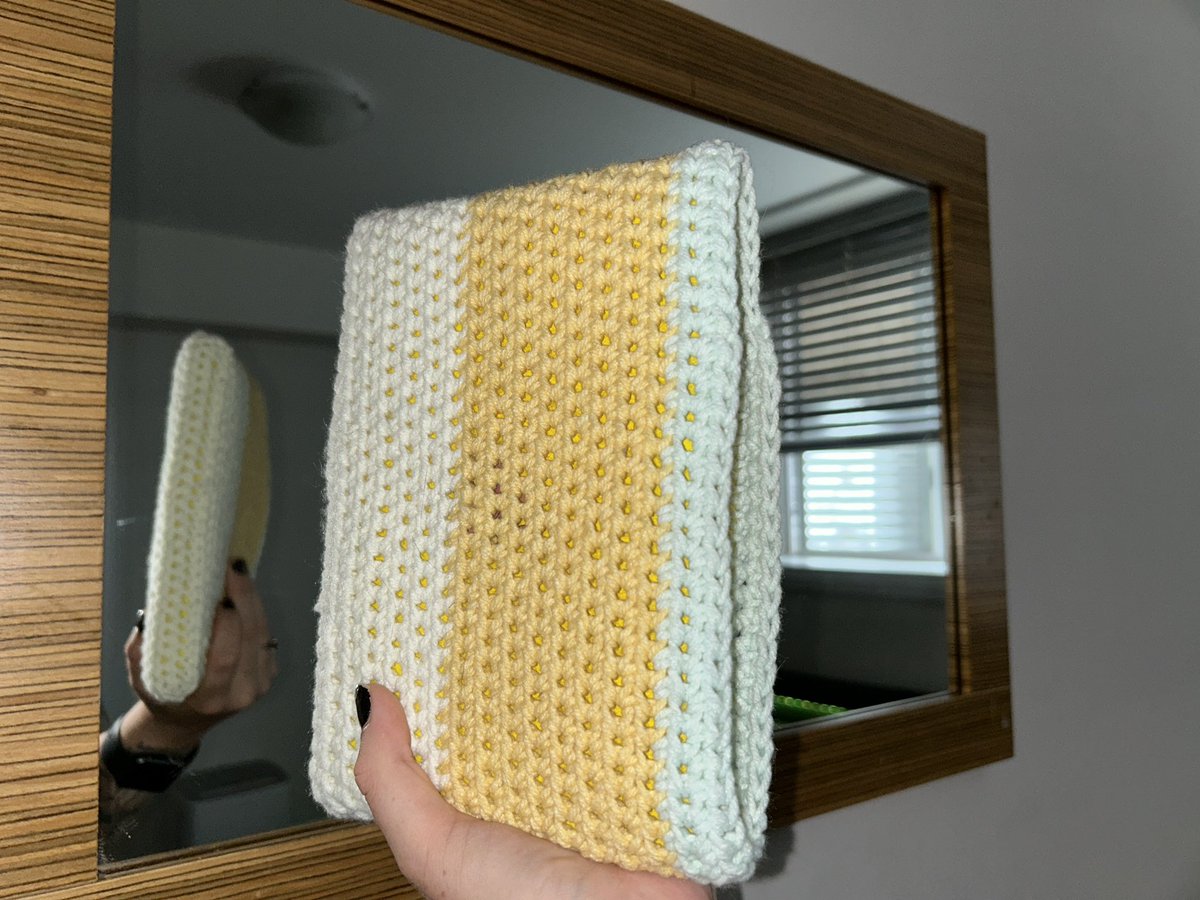 Show your #books and #tech the #love it deserves ✨ #crochet