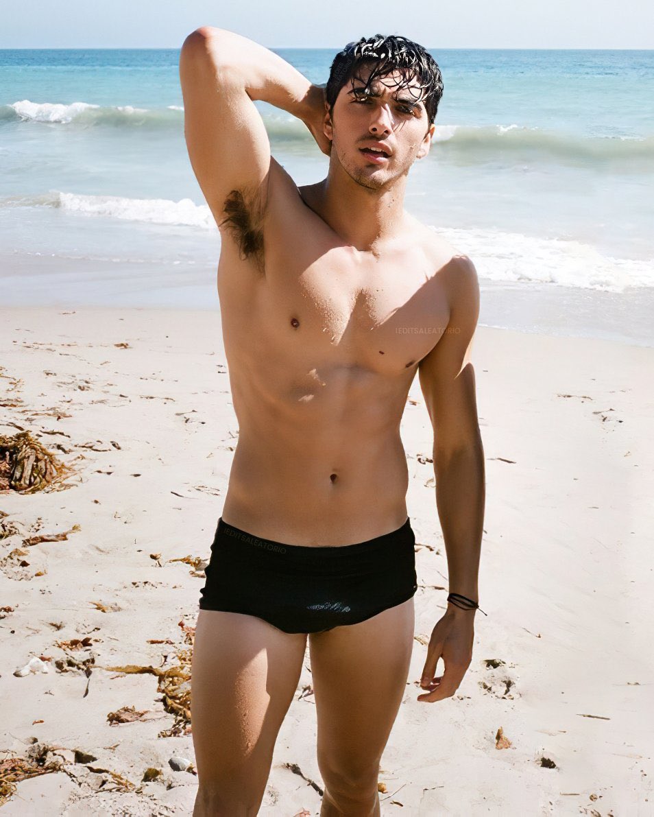 THESONOFSEA's tweet photo. El primer hijo tiene ganas de un fin de semana en la playa, tiene el bañador listo, aunque apenas y pueda esconderle la polla. https://t.co/UAtDpBDjdf