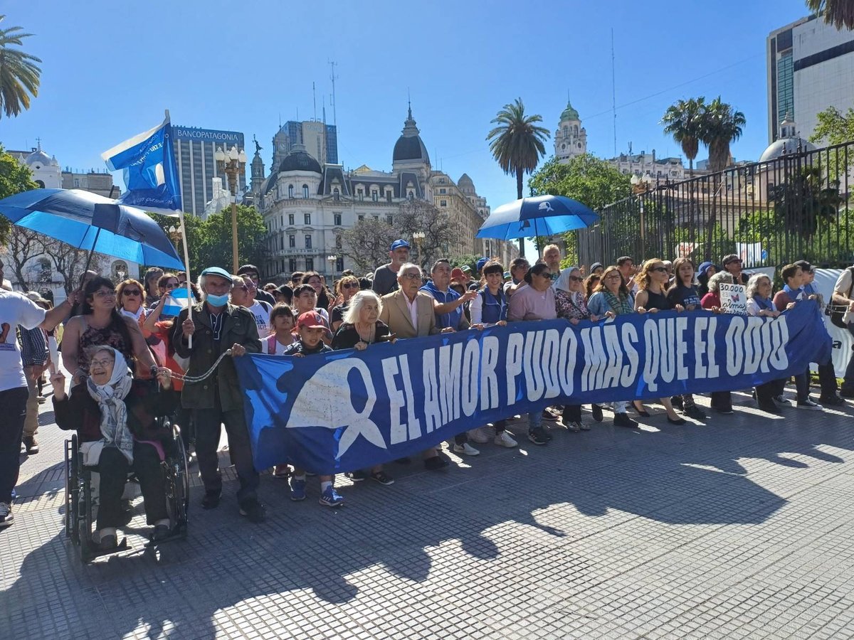 Ccajar's tweet photo. #Atención🚨Desde el @Ccajar rechazamos intervención ilegal de Gobierno de Argentina en la Universidad Nacional Madres de Plaza de Mayo 🇦🇷

📣Hacemos un llamado urgente a la comunidad internacional, a la opinión pública, a los representantes de universidades y a todas las personas solidarias a expresar su repudio a esta intervención, a exigir al Gobierno de Argentina que detenga de inmediato esta acción ilegal, así como a respaldar la lucha por justicia y memoria. 

#Comunicado aquí👇🏾
https://t.co/JngBzn0y47