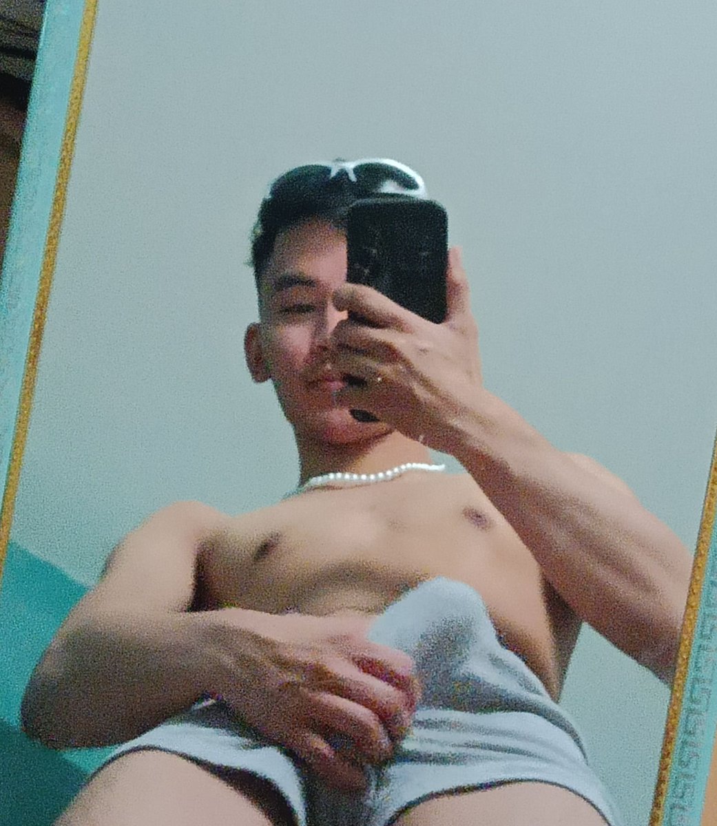kuya_isda's tweet photo. bat ako mag seselos?? ihh mas mataba tt ko don 🤷🏻‍♂️ https://t.co/AF2EVfI3HI