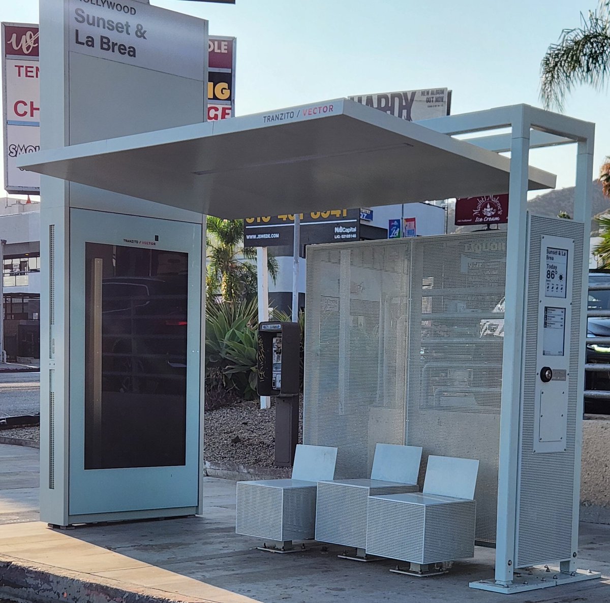 UCLA_Grad's tweet image. #HostileArchitecture #Hollywood
Sunset &amp;amp; La Brea.
Compare to the Metro 2 bus stop outside of Beverly Hills Hotel below.