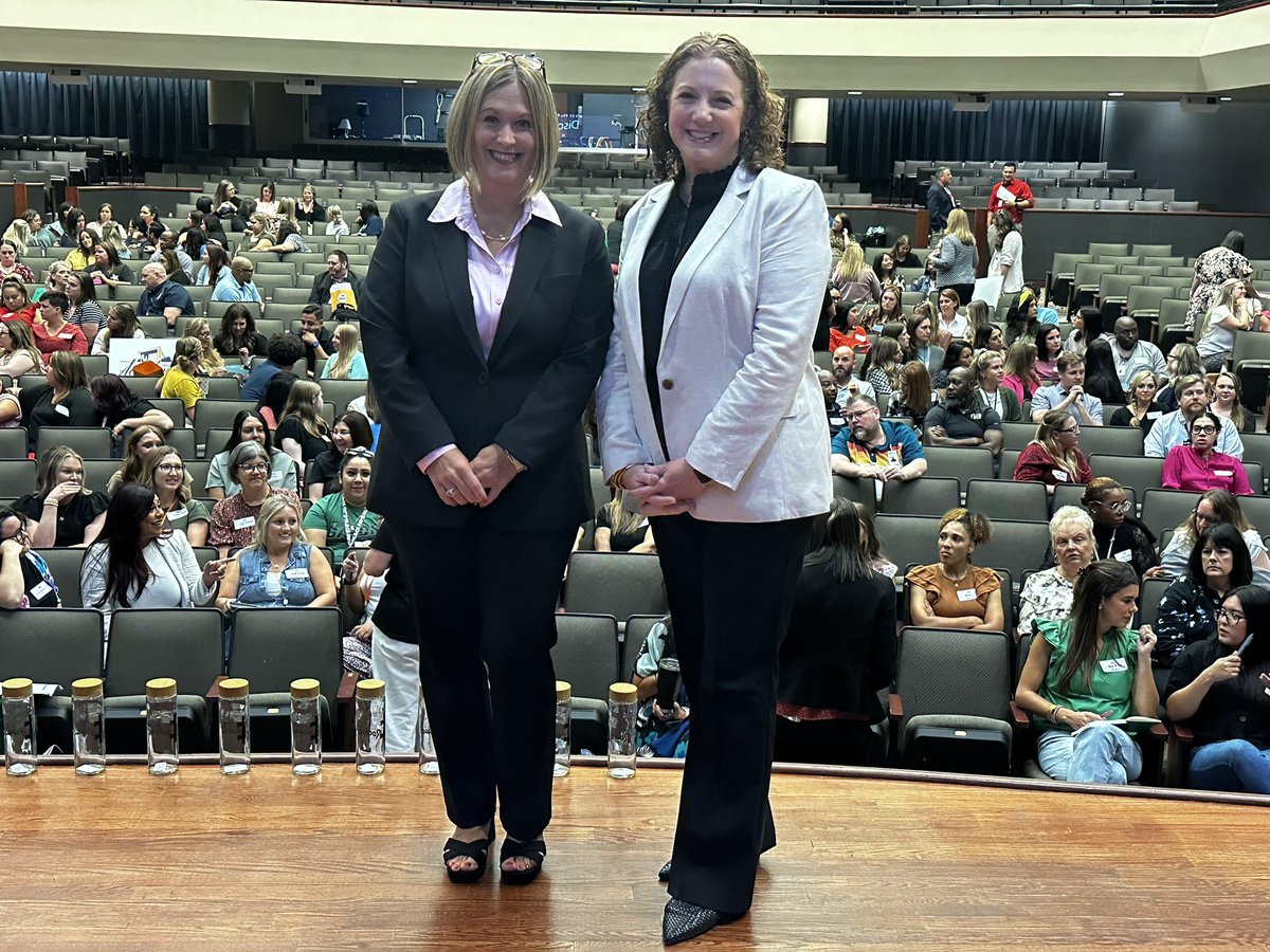 drmjohnston10's tweet photo. What a wonderful first day welcoming our @rockwallschools new employees! We love sharing our passion for educating all students! @RockElemC_I @SecondaryRISD #WeLeadTX https://t.co/l4BDBRcvk4