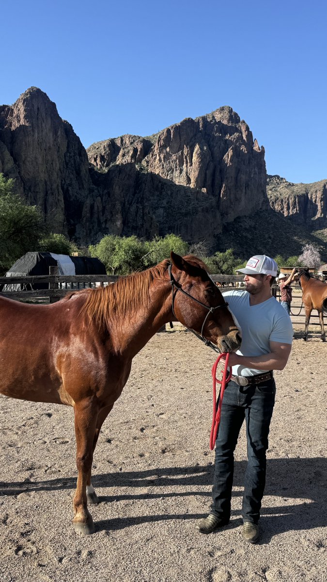 eastoncorbin's tweet photo. Giddy up!

#giddyup #realcountry #EastonCorbin #Easton https://t.co/DX5ThPlgCj