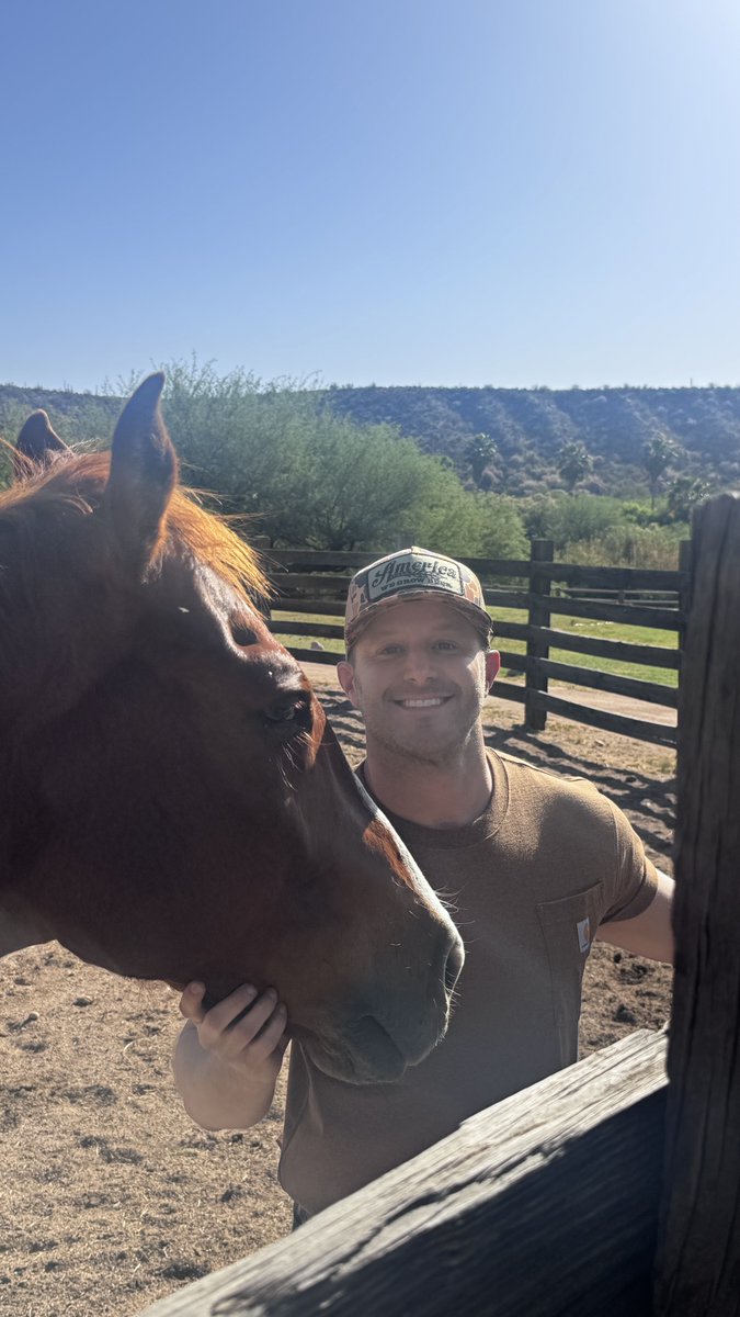 eastoncorbin's tweet photo. Giddy up!

#giddyup #realcountry #EastonCorbin #Easton https://t.co/DX5ThPlgCj