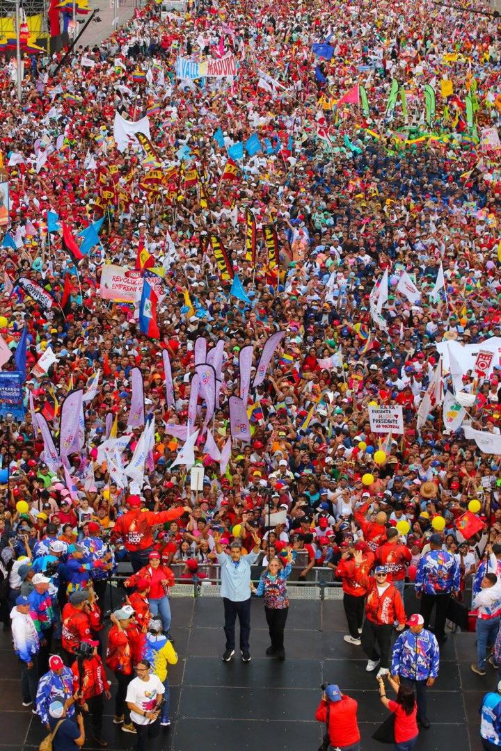 soyCesarTrompiz's tweet photo. Nuestro presidente @NicolasMaduro desde la Av. Bolívar. Nos transmitio toda su confianza "Sé que este pueblo no le fallará a la historia" VIVA MADURO! VAMOS A LA VICTORIA! VENCEREMOS! VENCEREMOS! VENCEREMOS! (1x10x7 SALGAMOS A VENCER)
https://t.co/jqyZG5AVI8 https://t.co/WAdjzjjJoN