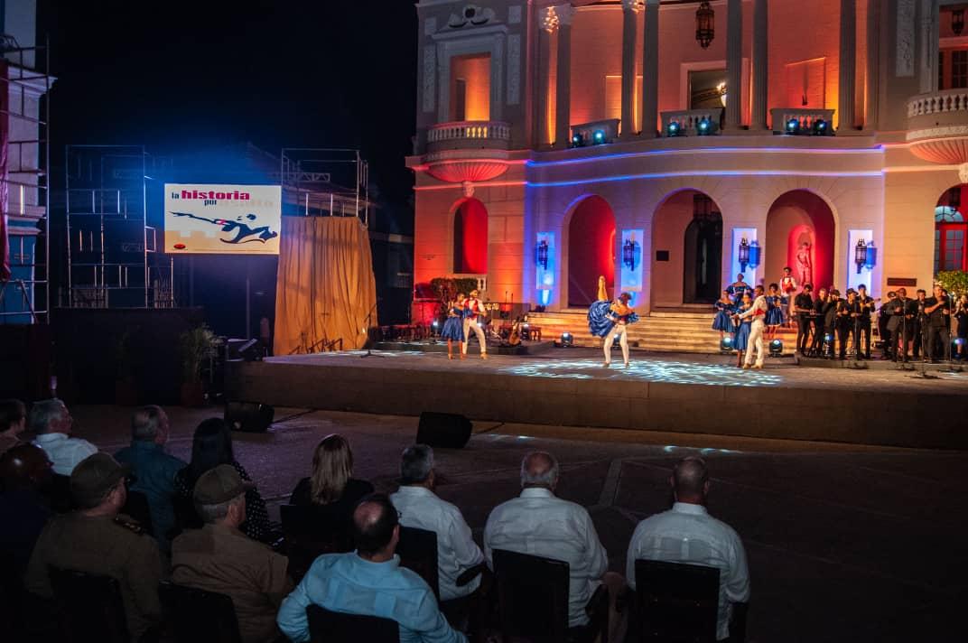 Con la presencia de <a href="/DiazCanelB/">Miguel Díaz-Canel Bermúdez</a> comenzó el espectáculo cultural "Por Siempre Fidel" que se desarrolla en Sancti Spíritus en el marco de los festejos por el Día de la Rebeldía Nacional. 

#LaHistoriaPorAsalto