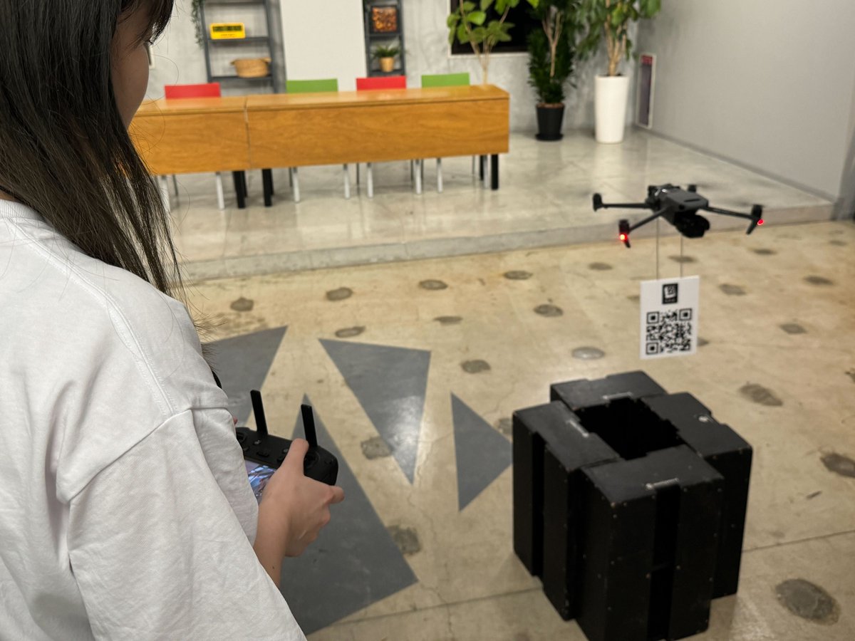 monsterdive_pr's tweet image. 【現場レポート　おまけ】
ドローンは飛行中にぶつかると怪我をするリスクもあるので、使用の際は室内外問わず、万全な注意が必要です⚠️
本番までに何度も安全飛行訓練をするスタッフ….！
現場に向けて、こうした事前準備や確認が超重要です。

#LIVEチームの日常 #Drone #DJIMavic