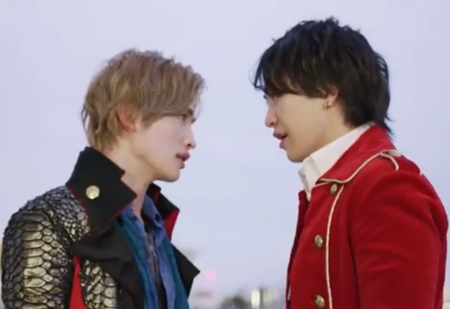 TokuRed's tweet photo. Peak moment Rider & Sentai 😜
#thefuturedaybreak
#gokaiger #twokaizer
#kamenrider decade legend gotchard https://t.co/39xOGOa5jX