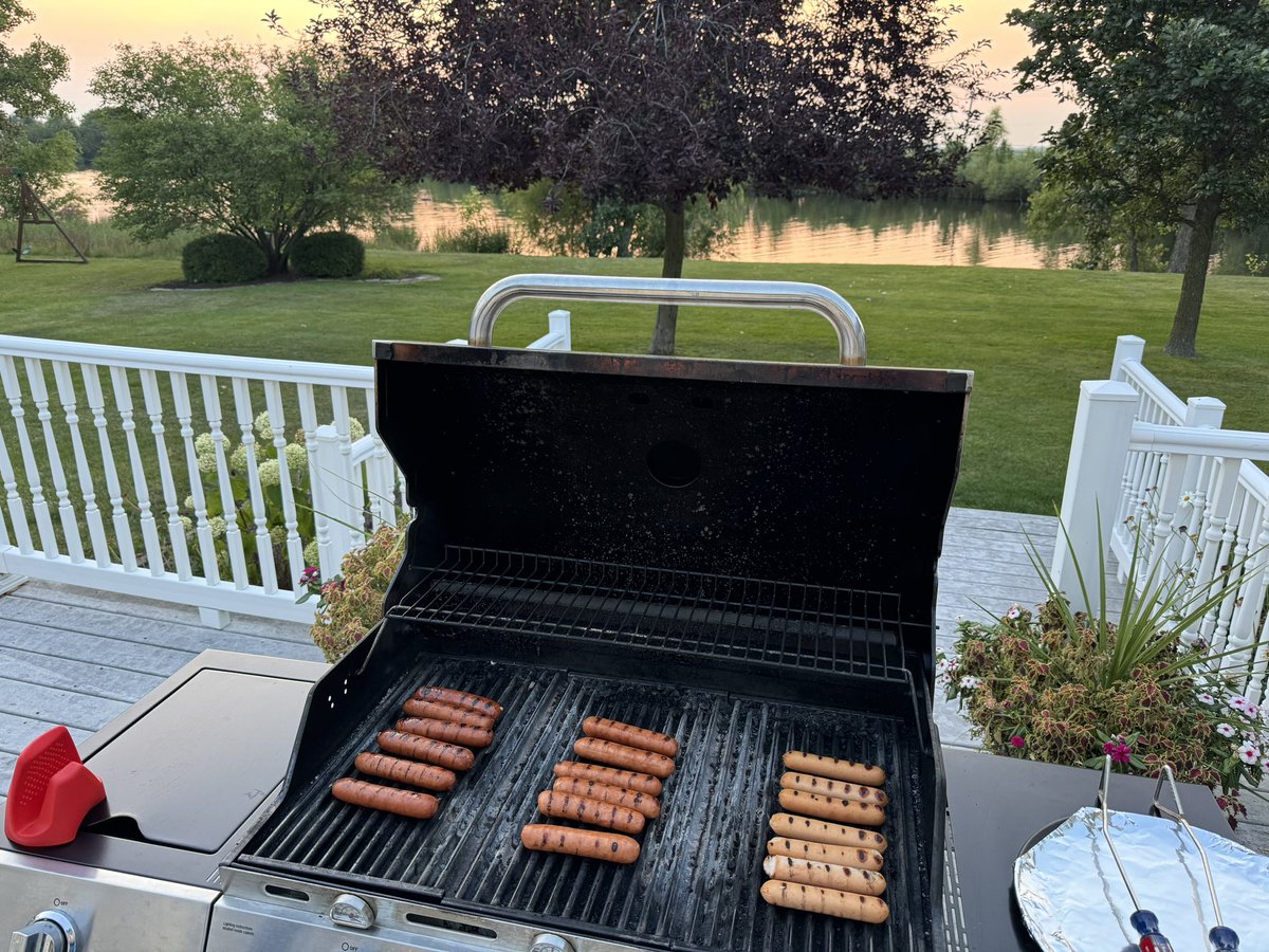 Mark_DeK's tweet photo. Johnsville Better Cheddars on the grill! #dawgs https://t.co/dcd6DjtifJ