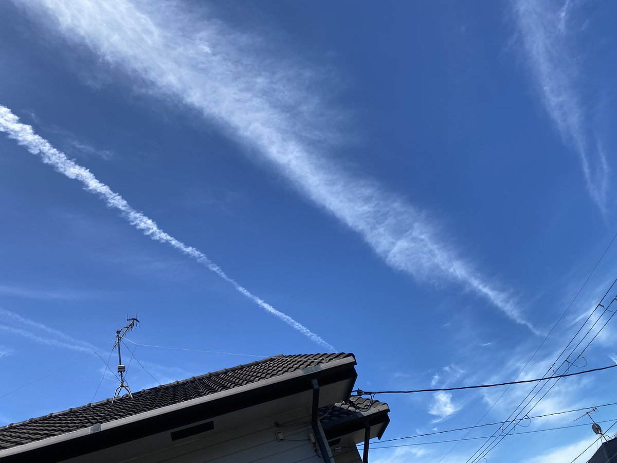 Robin0688760611's tweet photo. 夏空にくっきりケムトレイル!
#Chemtrails #Notcontrail
#ChemicalTrails https://t.co/PxFuUgbiMS
