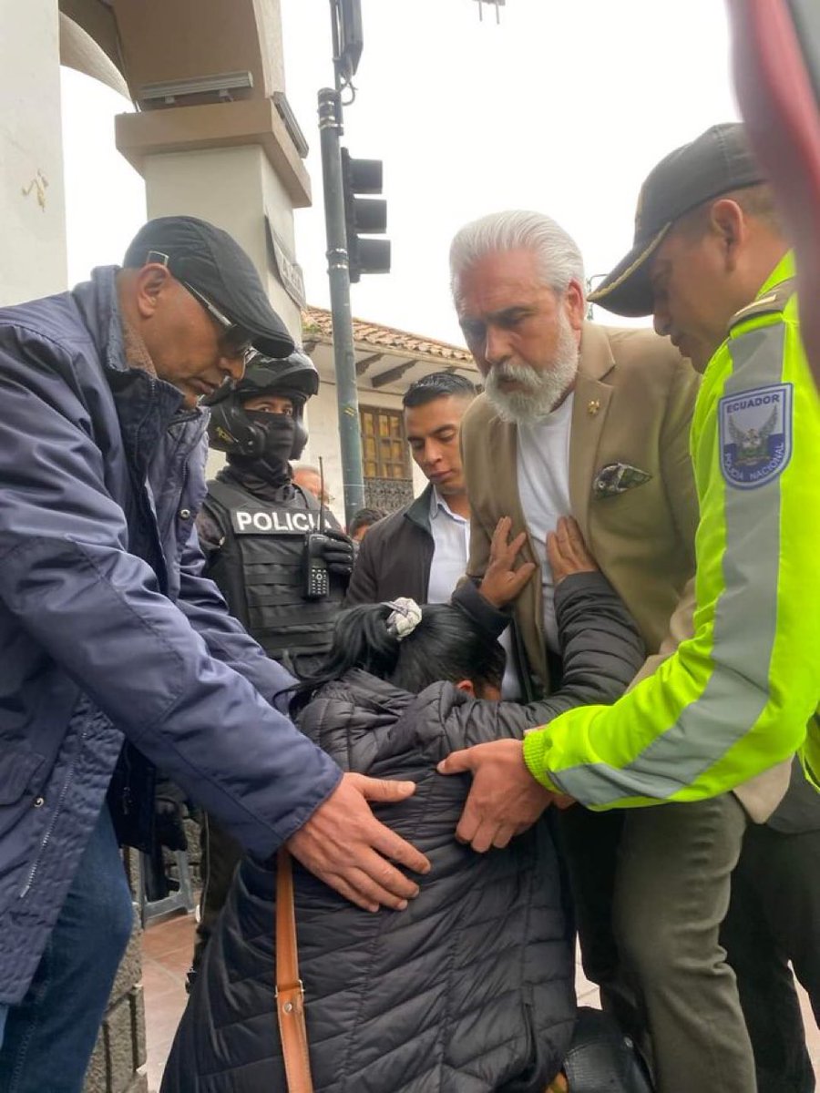 Danielsalcan_'s tweet photo. Madres despertadas por diálisis para sus hijas, llorando de rodillas, suplicando al gobierno por algo que deberían darle por derecho. HIJOS DE PUTA! https://t.co/T5UgKdAjgo