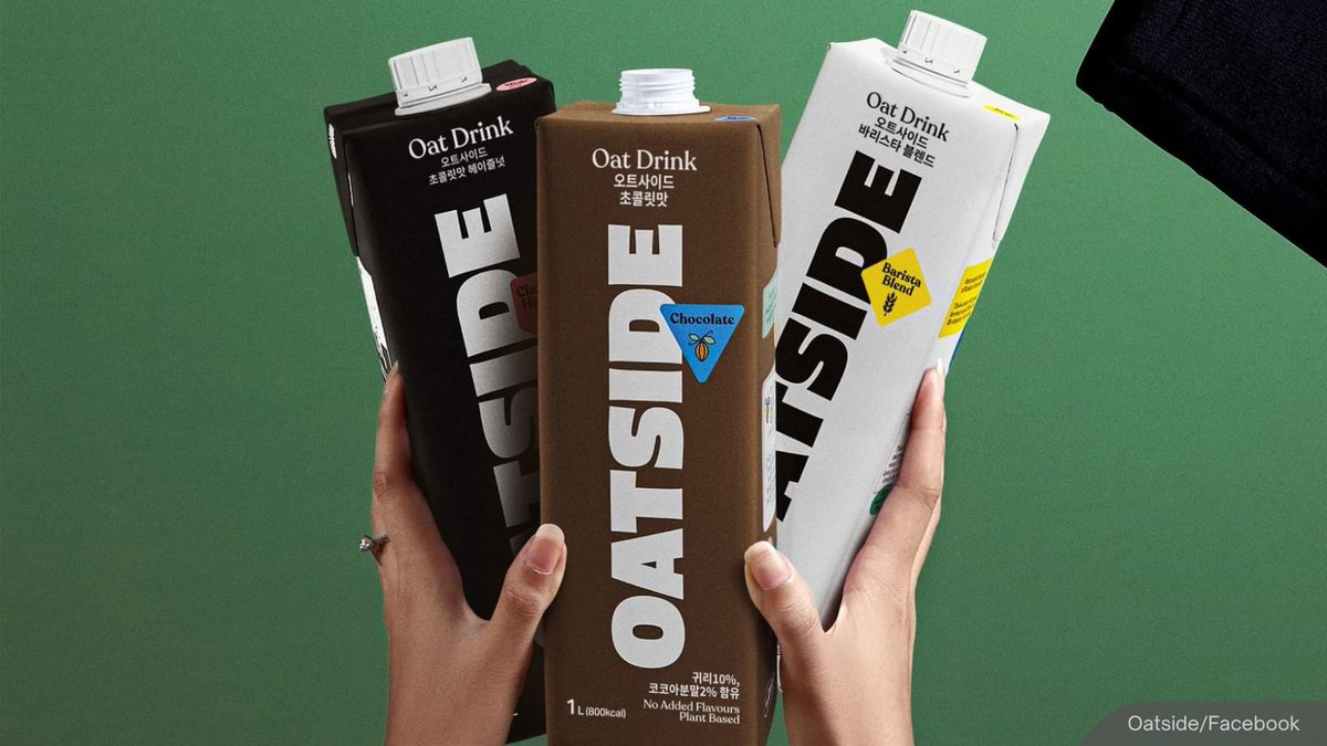 NewsBFM's tweet photo. Oatside has cut the retail price of its 1L Barista Blend and Chocolate oat milk drinks to RM9.90 from RM14.50 at major retailers in Malaysia.

The company aims to make its drinks more accessible through the price cut, which is expected to be fully implemented nationwide by Sept. https://t.co/XZi5lsV0Xt