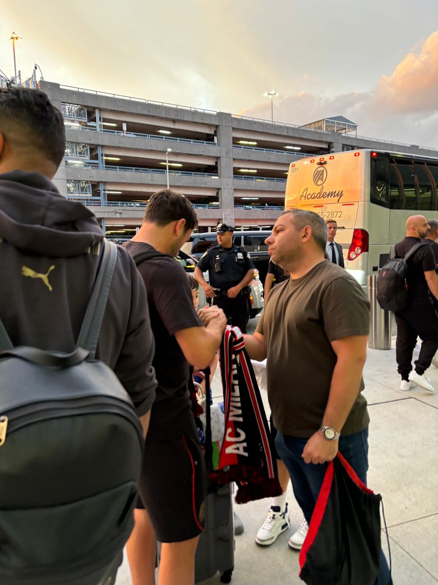 ACMilanNYC's tweet photo. Benvenuti a tutti! Welcome to New York @acmilan! See you Saturday! 🤩🔴⚫️🗽 https://t.co/wR3MM3z4rR