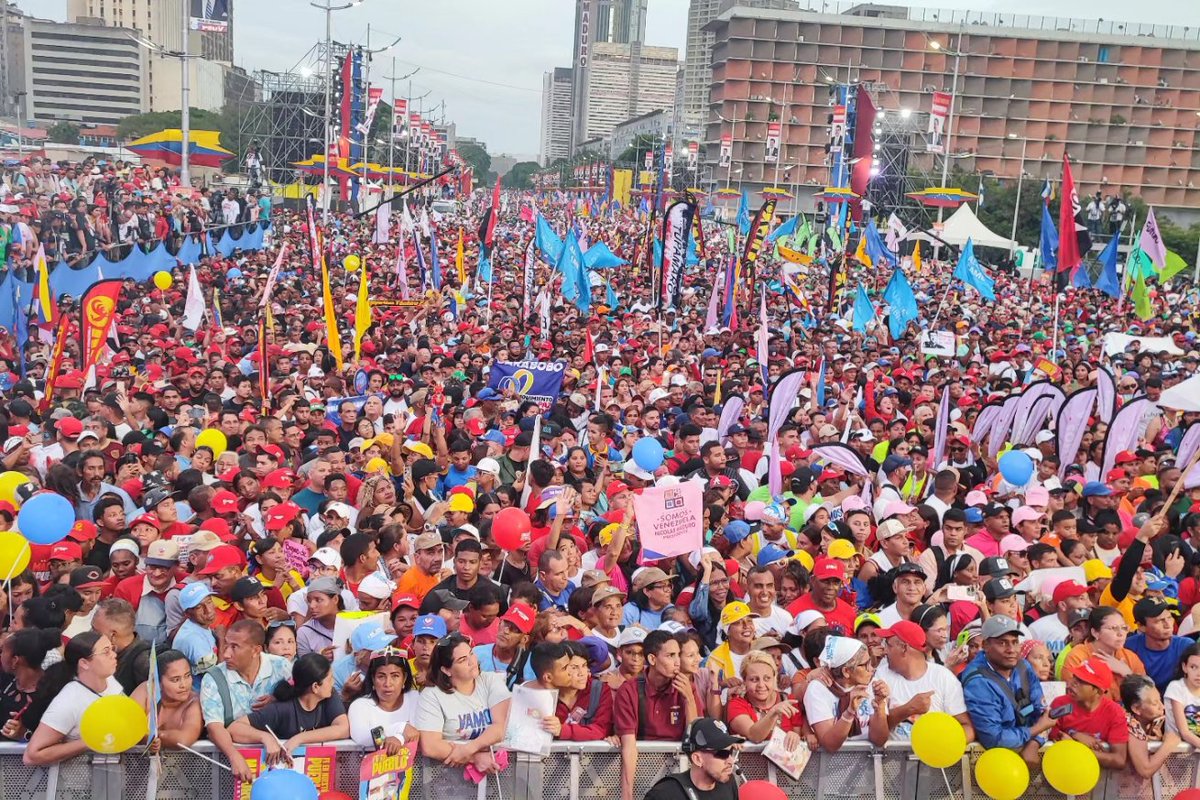 jaarreaza's tweet photo. Cierre de campaña para la historia. 
Vamos hacia una victoria hermosa. Nuestro Pueblo es único. Ni todas las agresiones juntas, pueden con la voluntad soberana de nuestra Venezuela. 
¡Tod@s a votar por @NicolasMaduro para garantizar la paz, la independencia, la Patria! https://t.co/ag5Jhjsp77