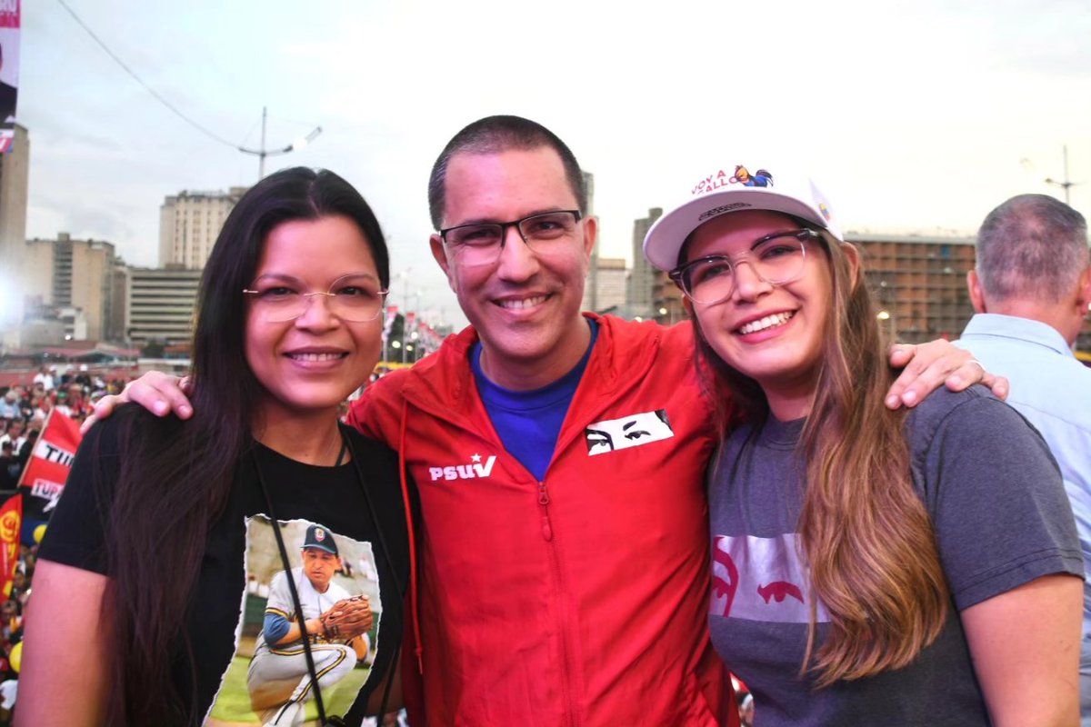 jaarreaza's tweet photo. Cierre de campaña para la historia. 
Vamos hacia una victoria hermosa. Nuestro Pueblo es único. Ni todas las agresiones juntas, pueden con la voluntad soberana de nuestra Venezuela. 
¡Tod@s a votar por @NicolasMaduro para garantizar la paz, la independencia, la Patria! https://t.co/ag5Jhjsp77
