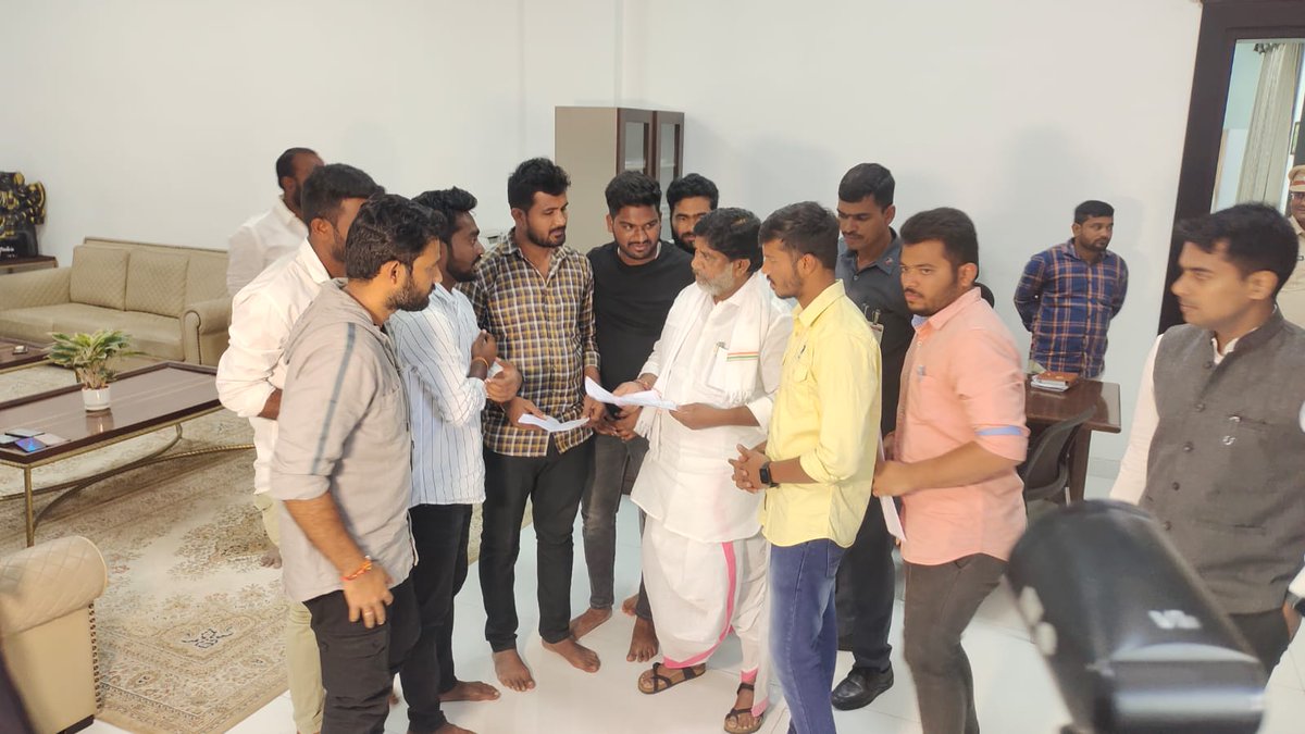 HARIGOU75359768's tweet photo. @DamodarCilarapu @OffDSB @Min_SridharBabu @Ponnam_INC @TelanganaCMO GO-46బాధితులము 13నెలల నుంచి ఇంటికి వెళ్లలేకపోతున్నాం😭మా కన్న తక్కువ మార్కులు వచ్చిన వాళ్ళు ఉద్యోగాలలో ఉన్నారు.మేము మీ చుట్టూ తిరుగుతున్న మీ దగ్గరికి రావడానికి చార్జీలకు డబ్బులు కూడా లేక క్యాటరింగ్ వెళ్తున్నాం😭 https://t.co/r44rr7UWzp