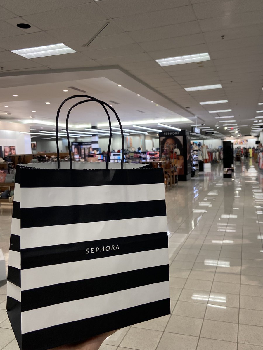 mafarlo30's tweet photo. Mujer compra maquillaje = mujer feliz ✨ https://t.co/xqBFQ9BjKU