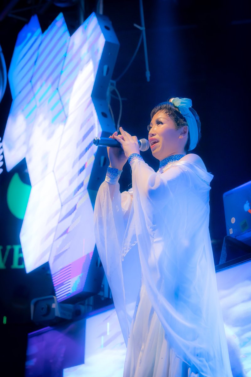 ladynana77777's tweet photo. 自分のことは
自分が一番わかっちゃうから

人に対して悪く思ったり
自分中心に考えたり
言い訳したり怖がったり逃げたり甘えたり

嫌なこともたくさん見つけちゃうので
誰かと会って
そういうところを知られて嫌われたり
迷惑かけて自分が傷ついたり
すごく怖い

だから虚勢はったり
私ではないものにならないと人と話せなかったり

素の自分を出すなんて恐ろしいことと思ってた

でも、みんなそう
相手も私もそう

こんな私なんですトホホって

いっぱい嫌いな自分があるんですって話してみると

わかる、私も実は〜〜って共感してくれたりする

あ、相手も一緒でこれでいいんだって安心すると
嫌いなとこだけじゃなくて好きなところも伝えらたり、、、

自分が愛せる自分になりたいんで
こことここはめちゃ頑張ってるから
そこんところはちょっと誇れる

そうやって少しづつ
自分と和解する
自分と和解するのに、誰かがいてくれるとすごく心強いし、何かのきっかけになったりする

だからそ���誰かはとても大切

今は時に人の勇気になれる私ですが
とてつもなく自分のこと嫌いでした（今も戦い中）
そのおかげで
自分嫌いで苦しい人に伝えられることもあると思ってる

それが今、私が表現者を続ける理由の一つだったりするから、人生って不思議
