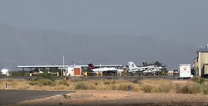 Diario_Supremo's tweet photo. ‼️ #ÚltimaHora | Y así se ENTREGARON ‘El Mayo’ Zambada y Joaquín Guzmán López (hijo de #ElChapo) 

Ésta es la aeronave King Air en la que llegaron a Estados Unidos los líderes del Cartel de #Sinaloa

👉 Ya los esperaban agentes de la #DEA 🇺🇸

#México #4T #AMLO #Trump #Tiembla https://t.co/3e4DG0Vs3G