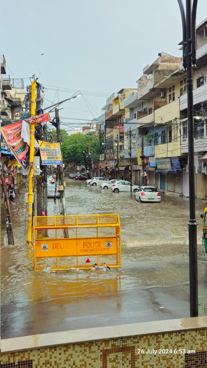 Vishwas1703's tweet photo. Delhi these days is becoming just too problematic. Everyday water covers all our streets even with the slightest of rain. Water like this also comes with a lot of health problems. I request govt. To do something
@MoHFW_INDIA @ArvindKejriwal @narendramodi https://t.co/AoyUDdZayJ