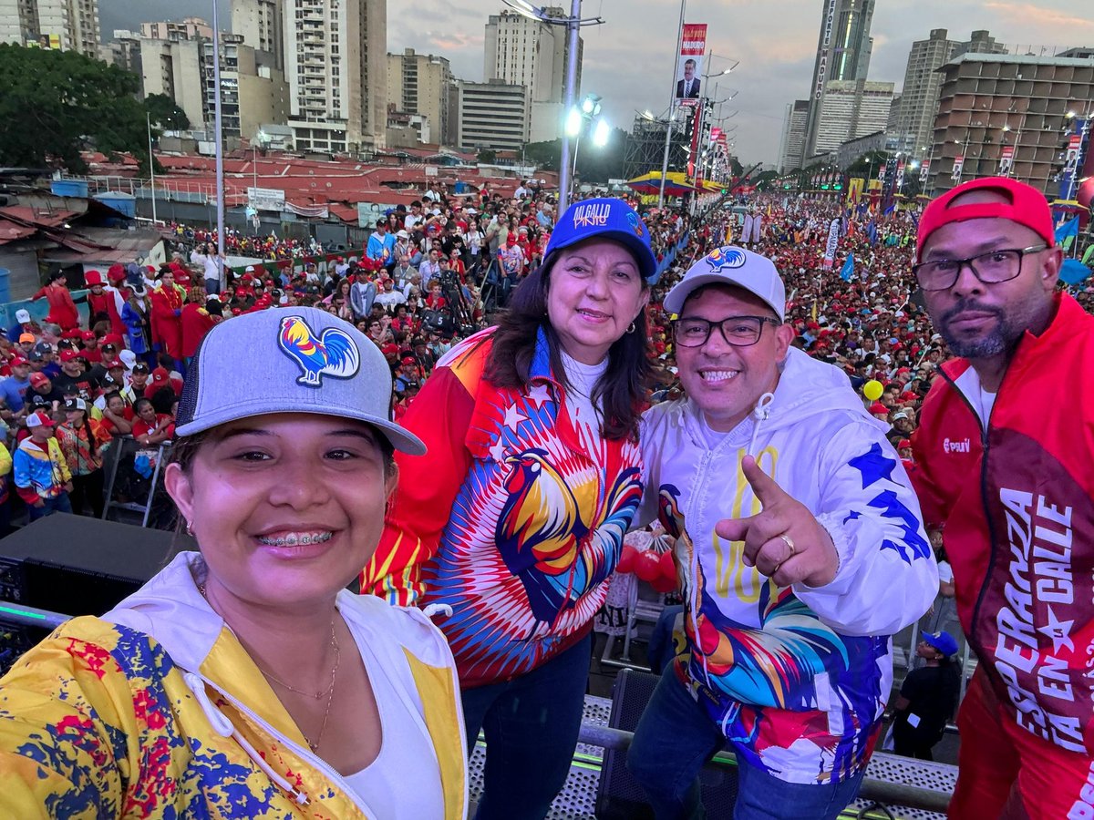 gestionperfecta's tweet photo. Y allí estuvimos este #25Jul, con toda la fuerza y la lealtad, en el magnífico cierre de campaña, que tuvo su máximo encuentro en la avenida Bolívar de Caracas. 

¡Adelante, Presidente @nicolasmaduro!

#vamosnico✊
#PaLanteEsPaAllá https://t.co/krUWWSXA5i