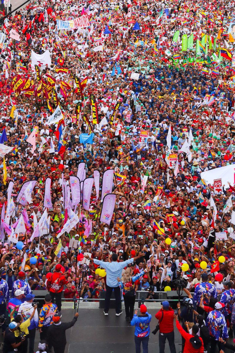 JulioGarciaZ's tweet photo. Cierre de oro, para una Campaña Histórica 

Gracias a cada pueblo que en todos los rincones del país, se sumaron con el optimismo de siempre, por la paz, por la esperanza y por el Futuro. 

¡La victoria se acerca! ¡El 28 vota por Maduro! ¡Viva Venezuela! https://t.co/Xhqvn8n5At