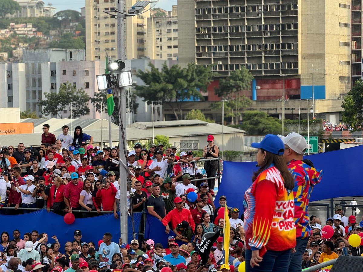 gestionperfecta's tweet photo. Y allí estuvimos este #25Jul, con toda la fuerza y la lealtad, en el magnífico cierre de campaña, que tuvo su máximo encuentro en la avenida Bolívar de Caracas. 

¡Adelante, Presidente @nicolasmaduro!

#vamosnico✊
#PaLanteEsPaAllá https://t.co/krUWWSXA5i