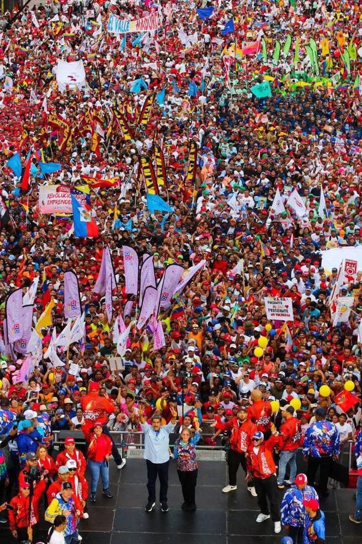 ¡La esperanza está en la calle!

Extraordinario cierre de campaña electoral de nuestro pueblo junto a nuestro candidato presidencial <a href="/NicolasMaduro/">Nicolás Maduro</a>.

¡Somos mayoría, somos alegría! este #28Jul ganamos con Nicolás Maduro! 

#EsperanzaCalleYPaz