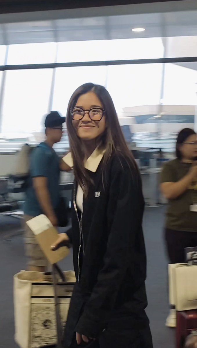 iahsgf's tweet photo. DOWN BAD FOR AIAH IN SPECS 🥹 https://t.co/vl6wPEmk28