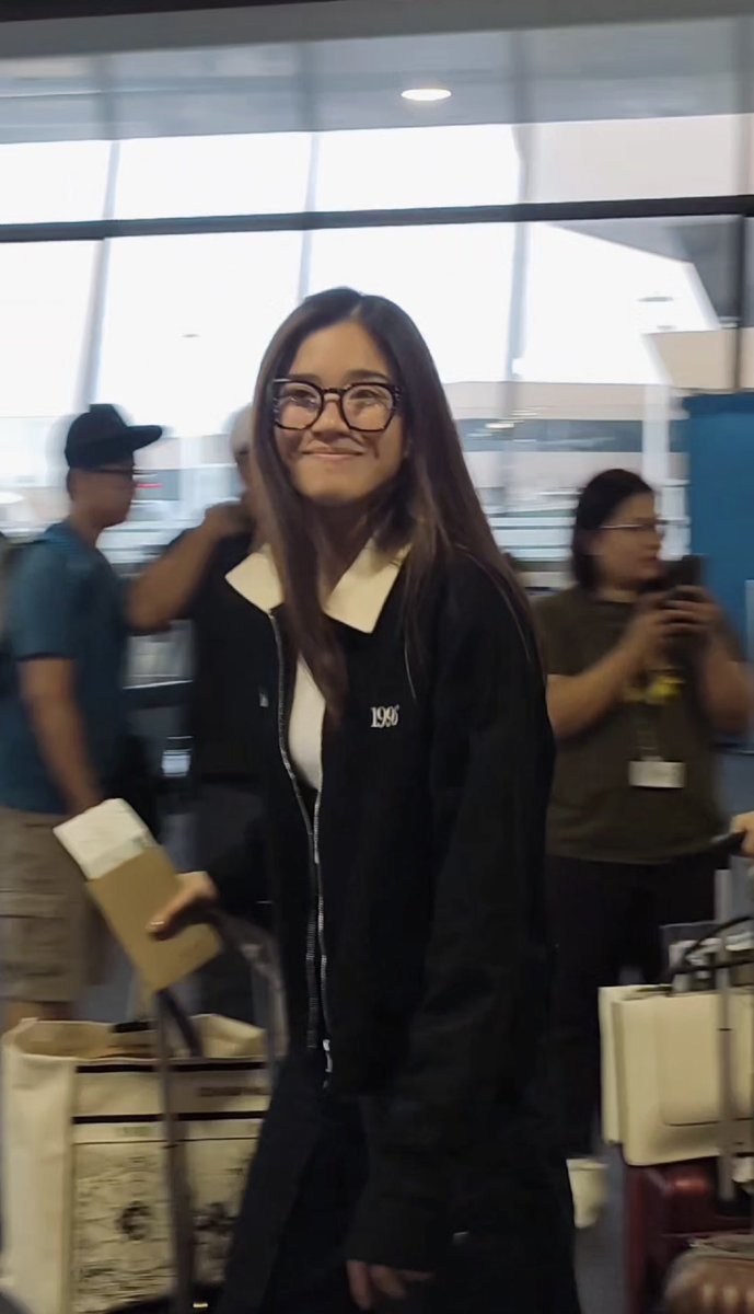iahsgf's tweet photo. DOWN BAD FOR AIAH IN SPECS 🥹 https://t.co/vl6wPEmk28