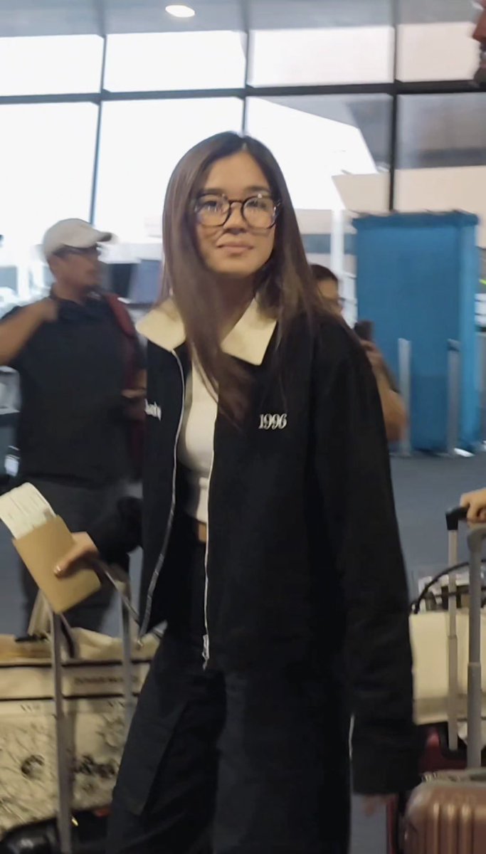 iahsgf's tweet photo. DOWN BAD FOR AIAH IN SPECS 🥹 https://t.co/vl6wPEmk28