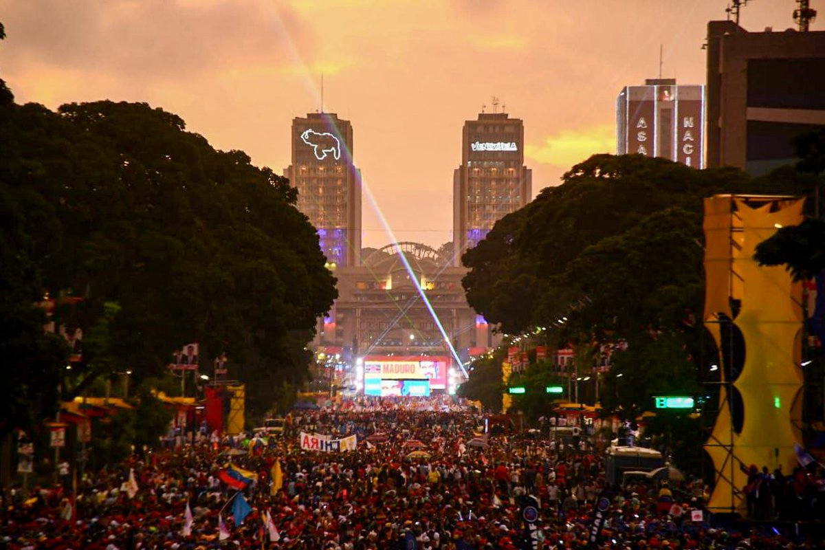 Ha sido un extraordinario cierre de campaña “Venezuela Nuestra del Siglo XXI”, en Caracas.  

Espectacular muestra de amor y lealtad al legado de nuestro Comandante Eterno Hugo Chávez.

<a href="/NicolasMaduro/">Nicolás Maduro</a>