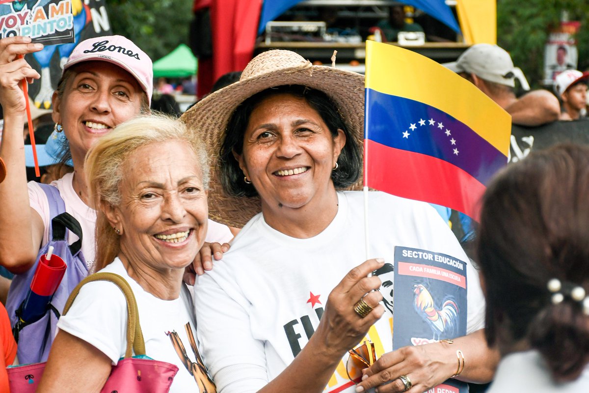 Con amor, compromiso y esperanza el sector educativo salió a las calles de Caracas al encuentro con nuestro líder y presidente <a href="/NicolasMaduro/">Nicolás Maduro</a>.

Mujeres y hombres comprometidos con la educación de nuestra muchachada de la Patria. 

@MPPEDUCACION