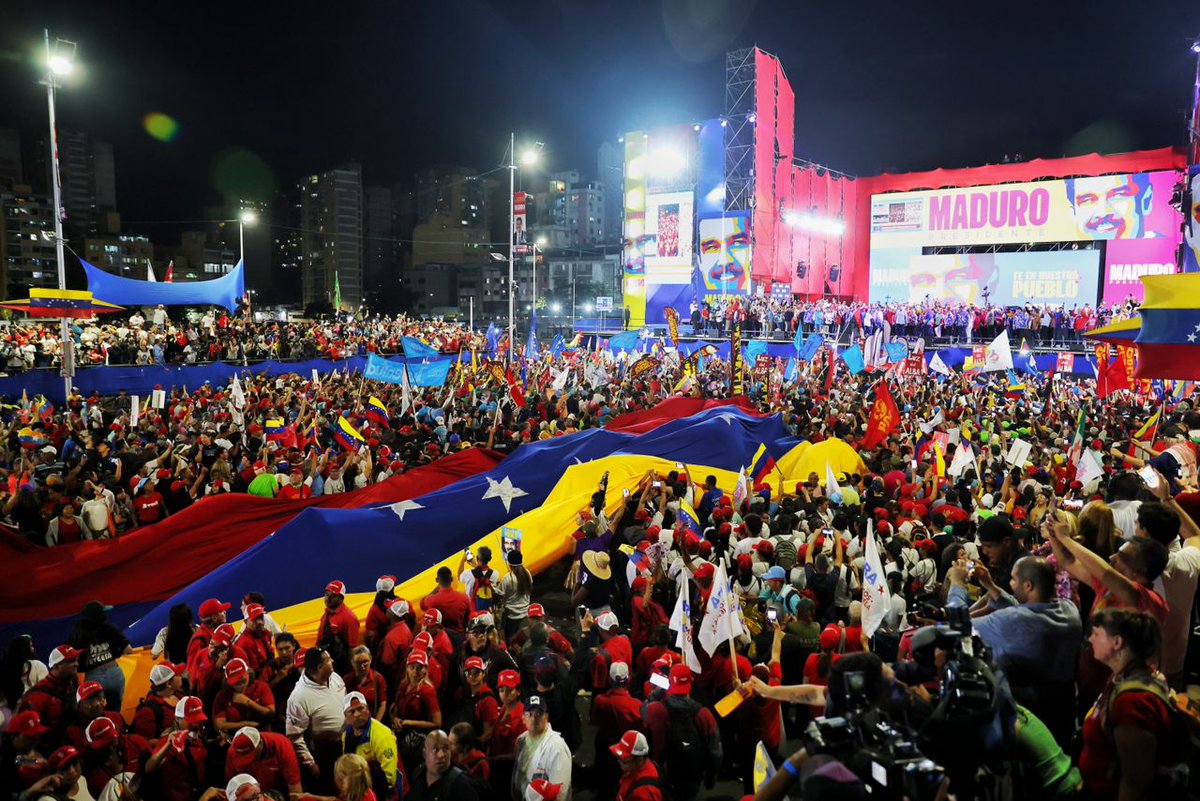 Hugo Martínez Pateti (@hugor_martinez) on Twitter photo El pueblo chavista está en la calle, desbordado de amor, alegría, lleno de esperanza, porque lo que vamos es pa'lante hacia lo grande, al crecimiento y la estabilidad junto a nuestro gallo pinto <a href="/NicolasMaduro/">Nicolás Maduro</a>
¡Vamos todos a votar por Nicolás este 28 de julio!
#MaduroPresidente El pueblo chavista está en la calle, desbordado de amor, alegría, lleno de esperanza, porque lo que vamos es pa'lante hacia lo grande, al crecimiento y la estabilidad junto a nuestro gallo pinto <a href="/NicolasMaduro/">Nicolás Maduro</a>
¡Vamos todos a votar por Nicolás este 28 de julio!
#MaduroPresidente