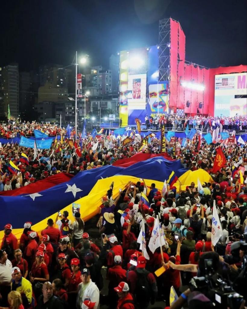 Nahumfernandezm's tweet image. 🇻🇪🐓La avenida Bolívar se desbordó del calor y amor del pueblo venezolano en este extraordinario y Gran Cierre de Campaña: "Venezuela Nuestra", con el recibimiento de nuestro Gallo Pinto @NicolasMaduro. Hemos cerrado con broche de oro este monumental encuentro.