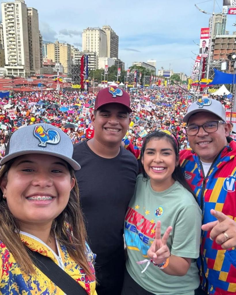 Nahumfernandezm's tweet image. 🇻🇪🐓La avenida Bolívar se desbordó del calor y amor del pueblo venezolano en este extraordinario y Gran Cierre de Campaña: "Venezuela Nuestra", con el recibimiento de nuestro Gallo Pinto @NicolasMaduro. Hemos cerrado con broche de oro este monumental encuentro.