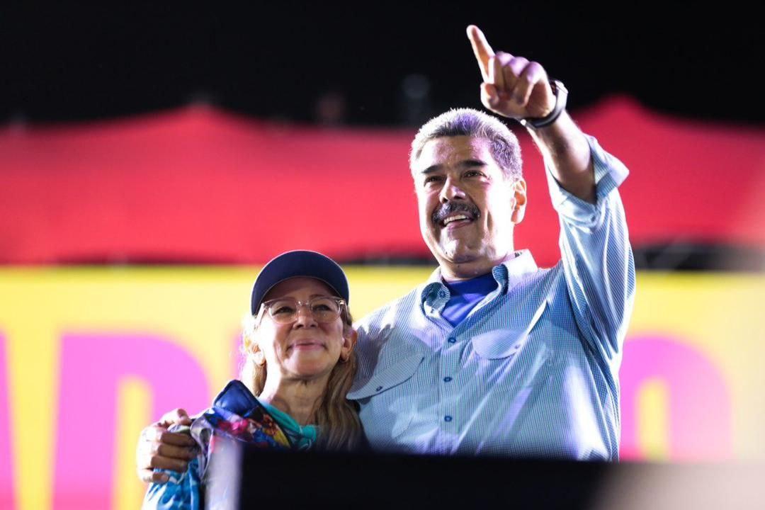 Nahumfernandezm's tweet image. 🇻🇪🐓La avenida Bolívar se desbordó del calor y amor del pueblo venezolano en este extraordinario y Gran Cierre de Campaña: "Venezuela Nuestra", con el recibimiento de nuestro Gallo Pinto @NicolasMaduro. Hemos cerrado con broche de oro este monumental encuentro.