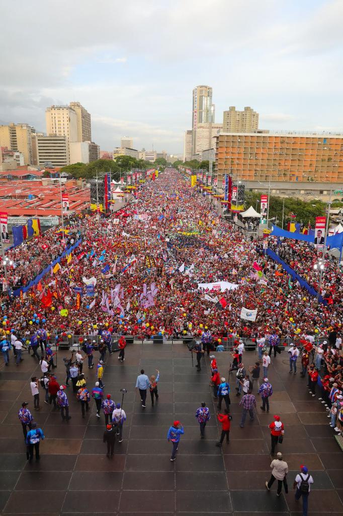 Nahumfernandezm's tweet image. 🇻🇪🐓La avenida Bolívar se desbordó del calor y amor del pueblo venezolano en este extraordinario y Gran Cierre de Campaña: "Venezuela Nuestra", con el recibimiento de nuestro Gallo Pinto @NicolasMaduro. Hemos cerrado con broche de oro este monumental encuentro.