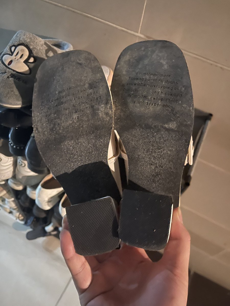 顶在墙上日这双玛丽珍高跟刚刚好，边干边闻那双骚粉aj，味道不错，不臭，闻着很舒服 #高跟鞋 #小皮鞋 #玛丽珍 
#扫楼 #扫楼打胶