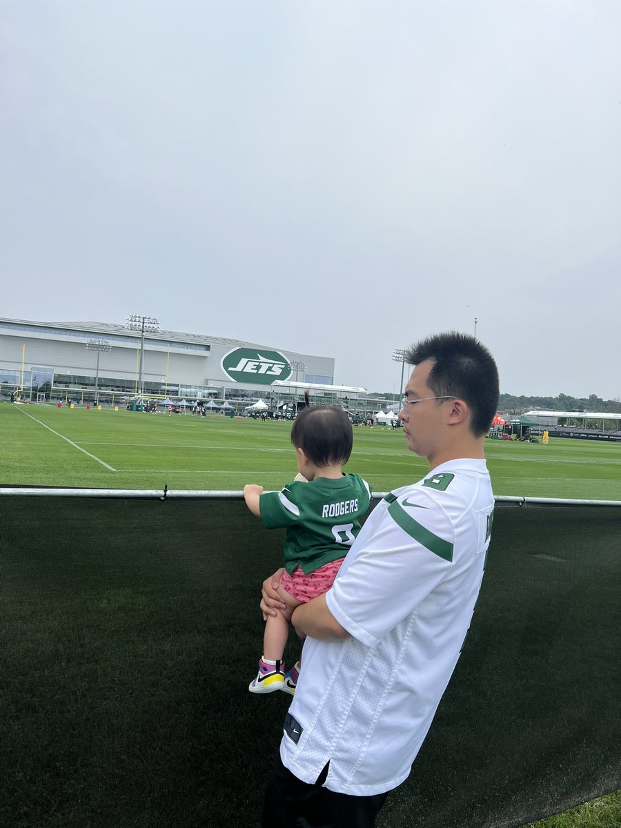 TXSR96's tweet photo. This girl’s 1st Jets training camp ✈️ 🔥 🔥 🔥@nyjets @#TakeFlight #JetsCamp #NYJ https://t.co/Y6WCUm2Xj4