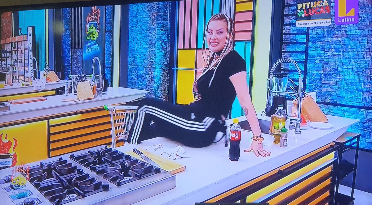 utaquerespalta's tweet photo. Malcriada vulgar e irrespetuosa como va poner los zapatos en la mesa de l cocina y su actitud de abebada insoportable Leslie el peor nivel de la historia del #ElGranChefFamosos https://t.co/eaoehDQKUk
