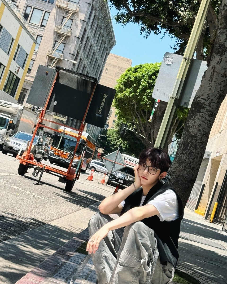 Couldn’t resist snapping a few shots under this breathtaking 𝕓𝕝𝕦𝕖 𝕔𝕒𝕟𝕧𝕒𝕤. Feeling grateful for these moments of peace and tranquility amidst the hustle and bustle. Definitely needed this little escape to recharge. Can’t wait to share these pics with you ZEROSE! 🤍 ´-