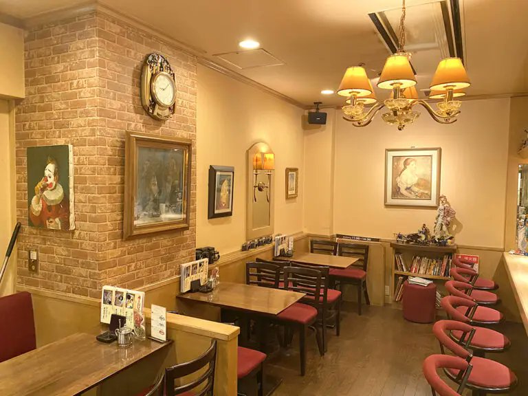Fukuoka_leapup's tweet photo. 🆕#博多バスターミナル で46年。「Cafeバンカム」は古き良き時代の面影が残る珈琲専門店【#福岡市博多区】

☕️マスターの「好きなもの」に囲まれた店内空間

🥪人気の「モーニングサービス」と4種類の自家製ランチ
🍮ネルドリップコーヒーとも相性良し「濃厚プディング」
https://t.co/L0LfkJVrUo https://t.co/PcCrVCUbv0