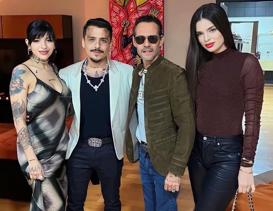 xcjlsj's tweet photo. Marc Anthony y Nadie Ferreira son el ejemplo perfecto de que los amigos de tu pareja, NO SON TUS AMIGOS.

Primero decían que serian padrinos de la boda de Cazzu y Nodal.

—Y terminaron siendo padrinos de la boda de Angela y Nodal. https://t.co/LXTmNjZrRX