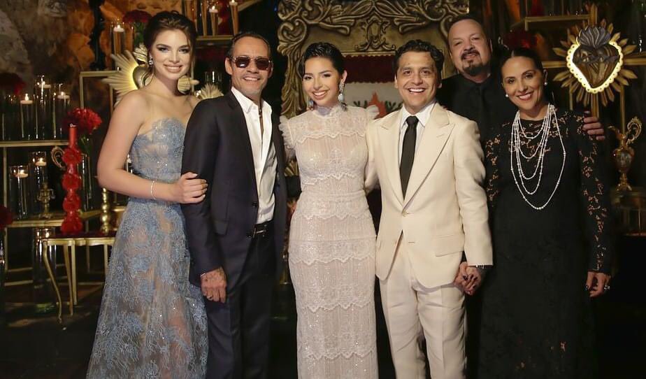xcjlsj's tweet photo. Marc Anthony y Nadie Ferreira son el ejemplo perfecto de que los amigos de tu pareja, NO SON TUS AMIGOS.

Primero decían que serian padrinos de la boda de Cazzu y Nodal.

—Y terminaron siendo padrinos de la boda de Angela y Nodal. https://t.co/LXTmNjZrRX