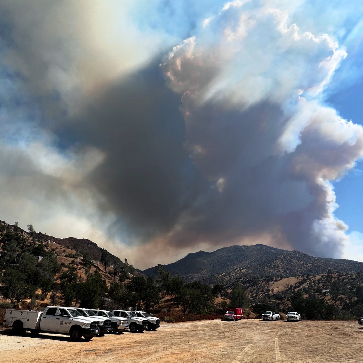 bcossel's tweet photo. Borel Fire getting going. Off Highway 178, Kern County. https://t.co/BEWyKAPzxE