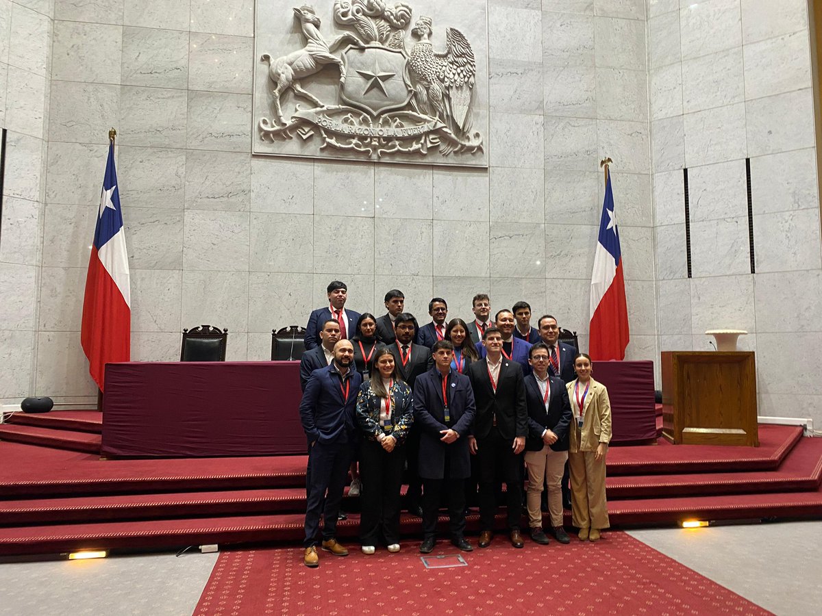 a_republicana's tweet photo. #BootcampRepublicano En su #Día3 los #joveneslideres visitaron el Congreso Nacional de Chile y compartieron con parlamentarios y asesores de la bancada @diputadosrepublicanos para conocer la experiencia del área legislativa en Chile🇨🇱. https://t.co/1ZYvzzbFVA