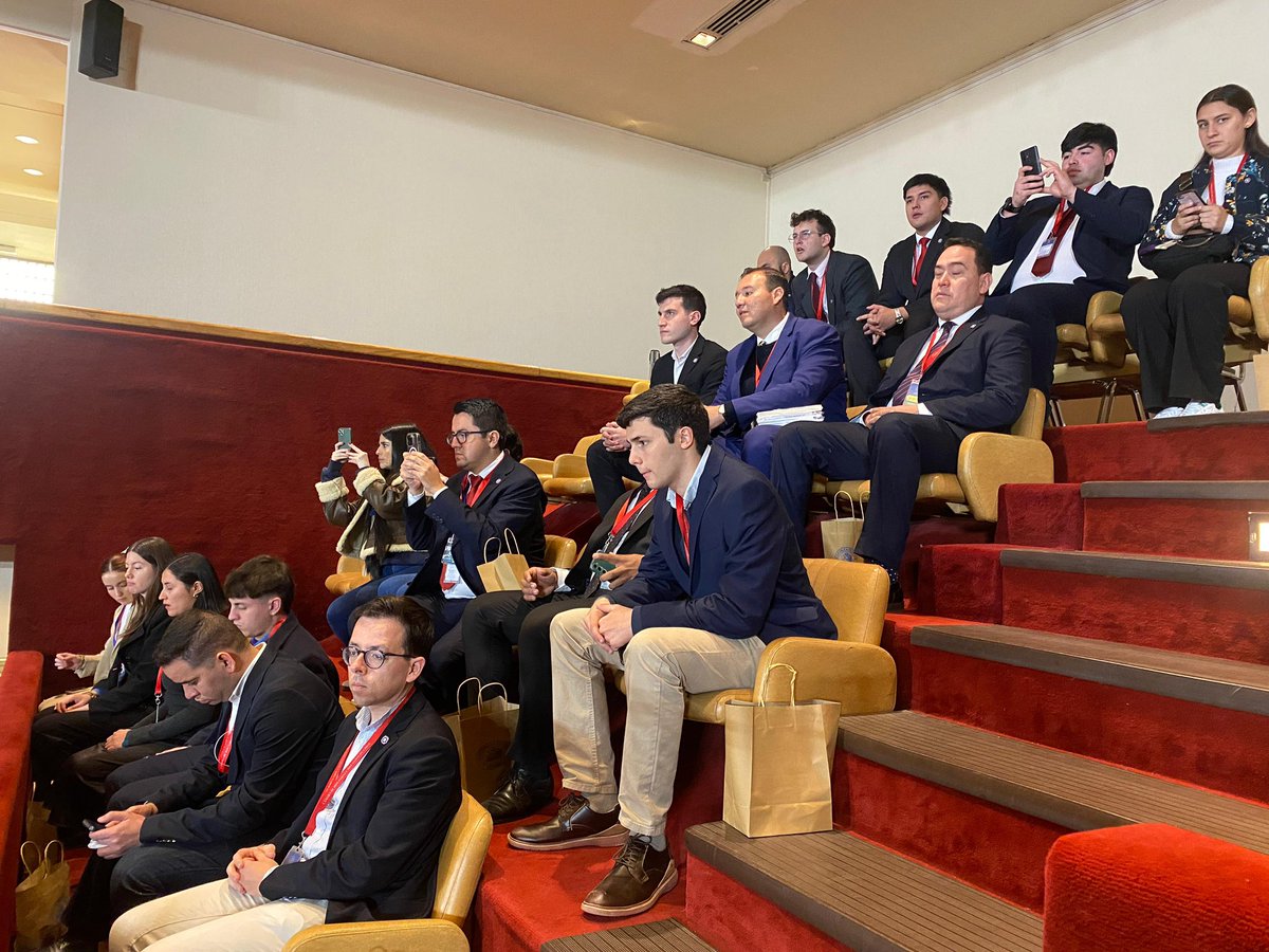 a_republicana's tweet photo. #BootcampRepublicano En su #Día3 los #joveneslideres visitaron el Congreso Nacional de Chile y compartieron con parlamentarios y asesores de la bancada @diputadosrepublicanos para conocer la experiencia del área legislativa en Chile🇨🇱. https://t.co/1ZYvzzbFVA