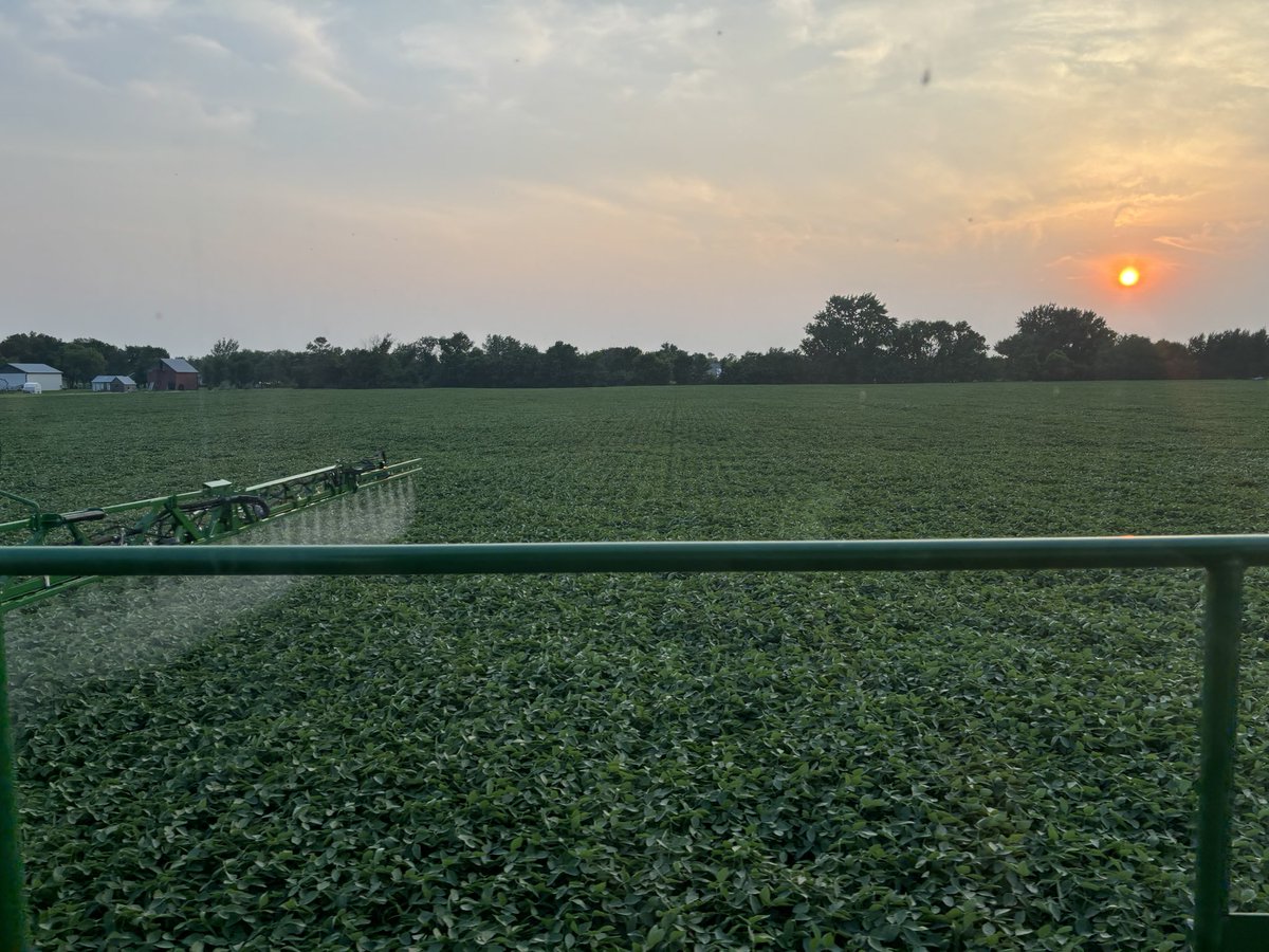 Delaro Complete going on these Thunder 74007E soybeans. 25 gal 65 psi. This soybean has massive yield potential.