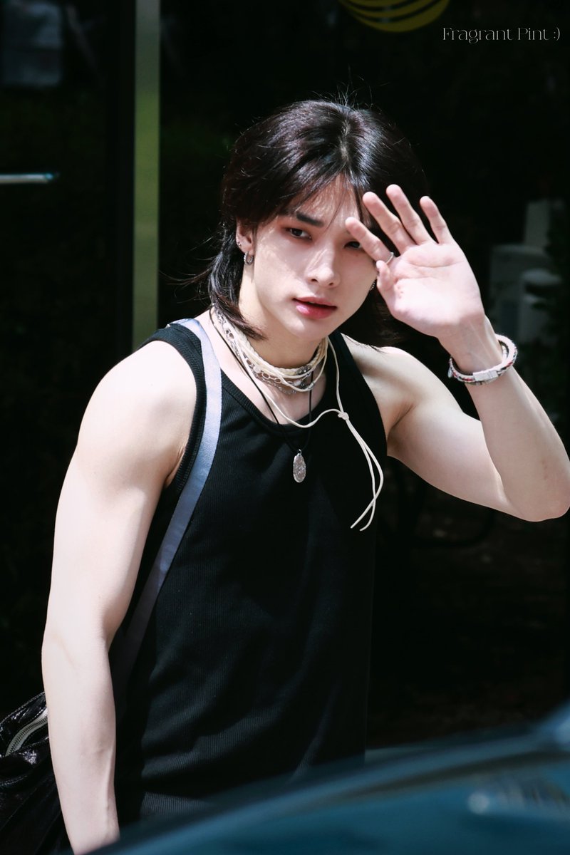 hyunjinpost's tweet photo. sleeveless hyunjin!!! https://t.co/lsA8SEdRWs